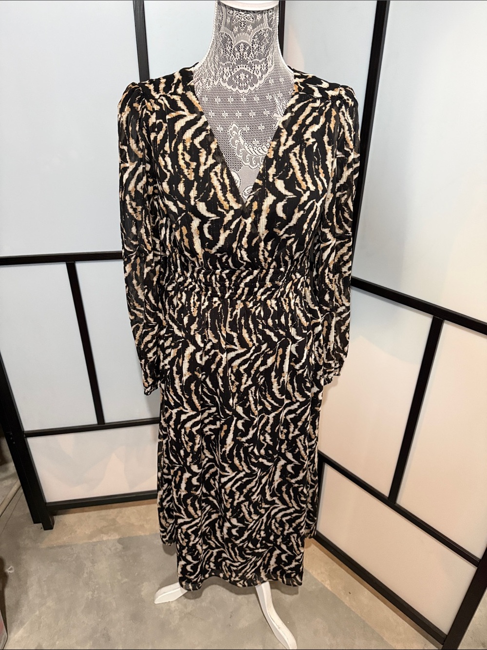 sofia by sofia vergara Black and Cream Printed Long-Sleeve V-Neck Midi Dress